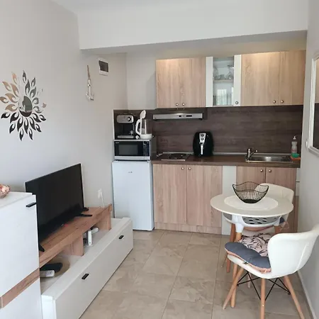 Megi Apartments, Sity *