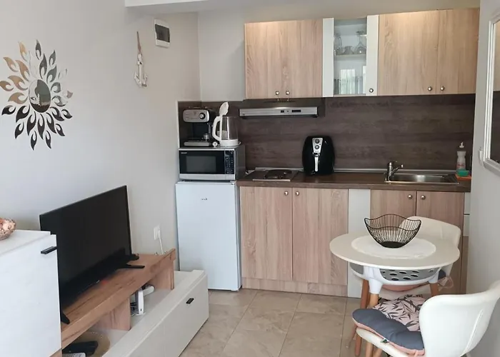 Megi Apartments, Sity *