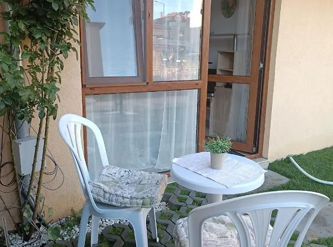 Megi Apartments, Sity *